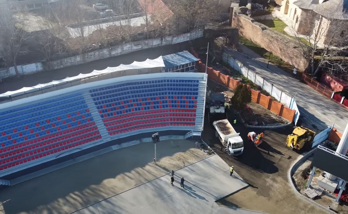 Asta le întrece pe toate! Tribuna noului stadion din Superliga, construită în jurul unei clădiri