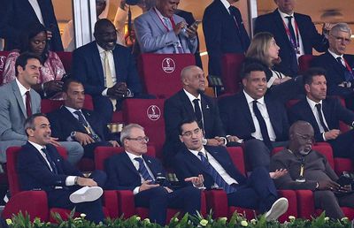 „Câte legende sunt în imagine?” » Răzvan Burleanu, ironizat după apariția de la Mondial + Cine era celălalt „intrus” din fotografie