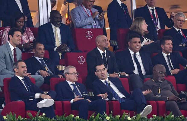 „Câte legende sunt în imagine?” » Răzvan Burleanu, ironizat după apariția de la Mondial + Cine era celălalt „intrus” din fotografie