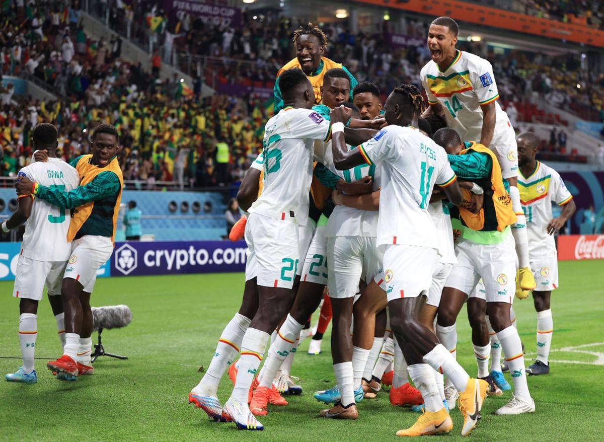 Prima grupă limpezită: Senegal se califică în „optimi” pentru a doua oară în istorie » Jurnaliștii GSP i-au filmat pe africani executând dansul bucuriei
