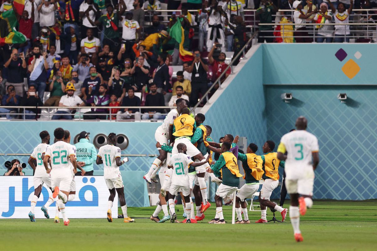 Prima grupă limpezită: Senegal se califică în „optimi” pentru a doua oară în istorie » Jurnaliștii GSP i-au filmat pe africani executând dansul bucuriei