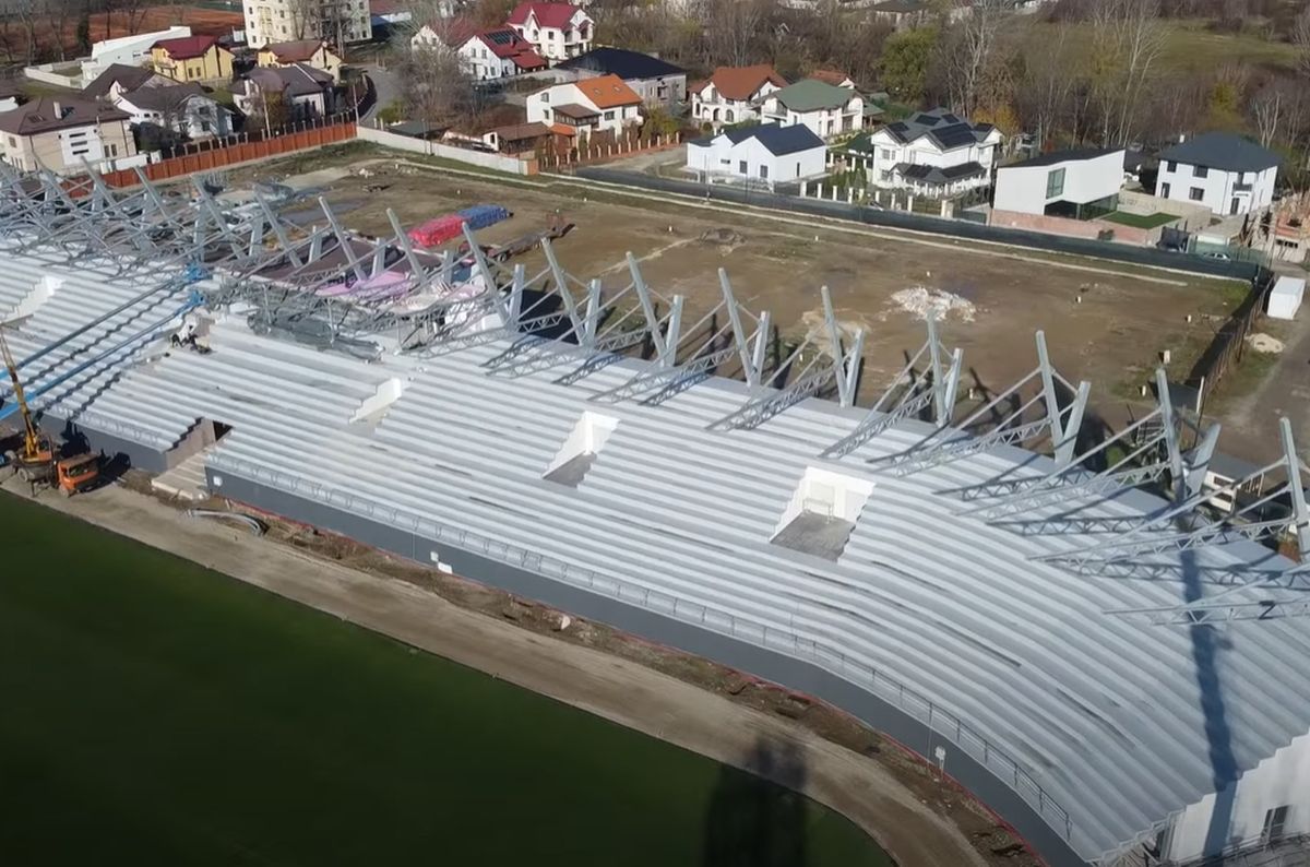 Asta le întrece pe toate! Tribuna noului stadion din Superliga, construită în jurul unei clădiri