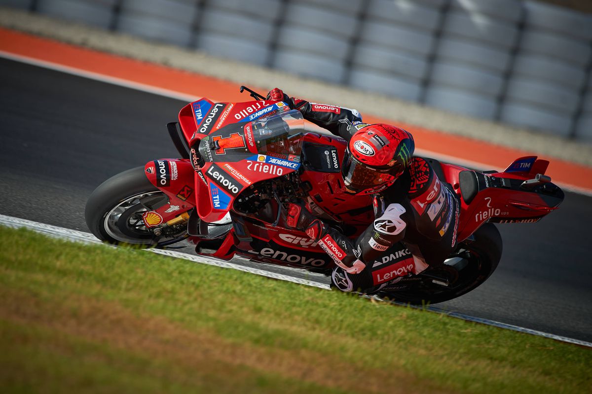 Cadou impresionant pentru campionul din MotoGP » I-ar face invidioși și pe jucătorii lui Real