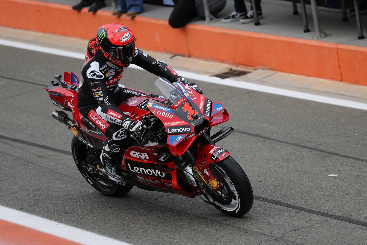 Cadou impresionant pentru campionul din MotoGP » I-ar face invidioși și pe jucătorii lui Real