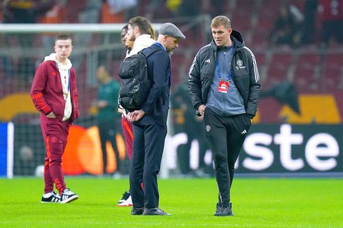 Erik ten Hag, antrenorul lui Manchester United, inspectând terenul înainte de meci // foto: Imago Images