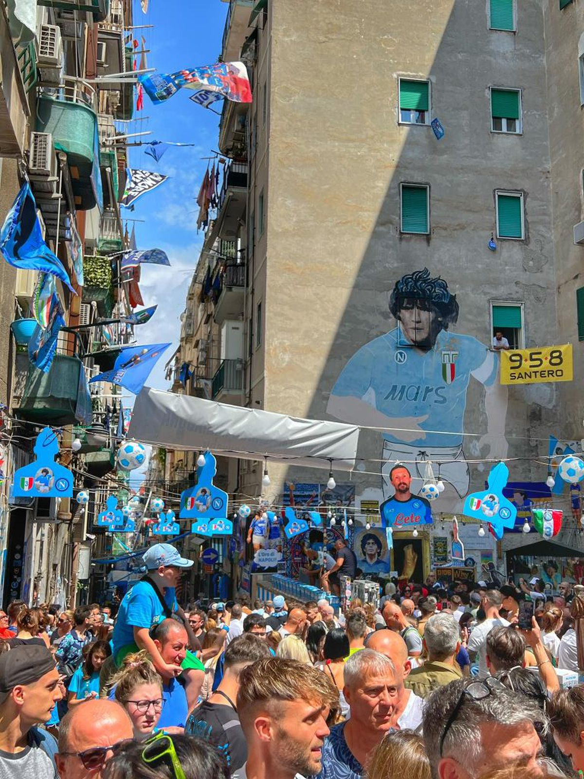 Portretul lui Diego Maradona pe un zid din Cartierul Spaniol în Napoli