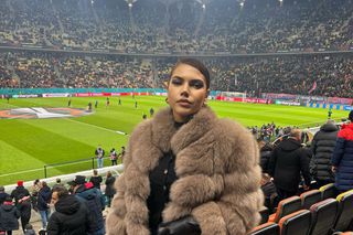 Cea mai hot fană a FCSB-ului a atras toate privirile la meciul cu Olympiakos » Imagini tari cu bruneta