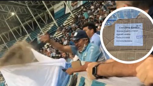 Cenușa părintelui fanului argentinian este azvârlită în capul suporterilor lui Racing din tribuna de dedesubt / Foto: Twitter Goal