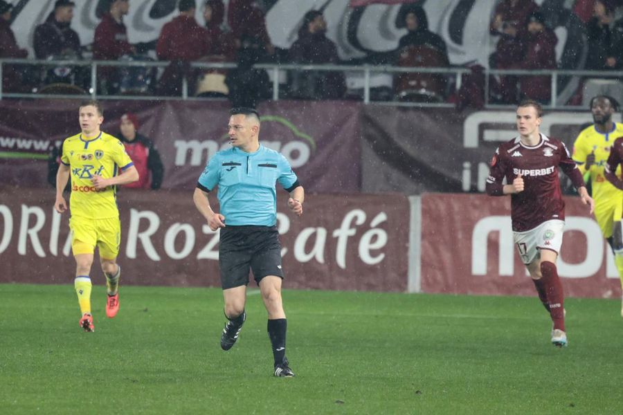 Moment rar întâlnit în fotbal » Incredibil ce a pățit arbitrul la Rapid - Petrolul + Au fost probleme și cu VAR-ul