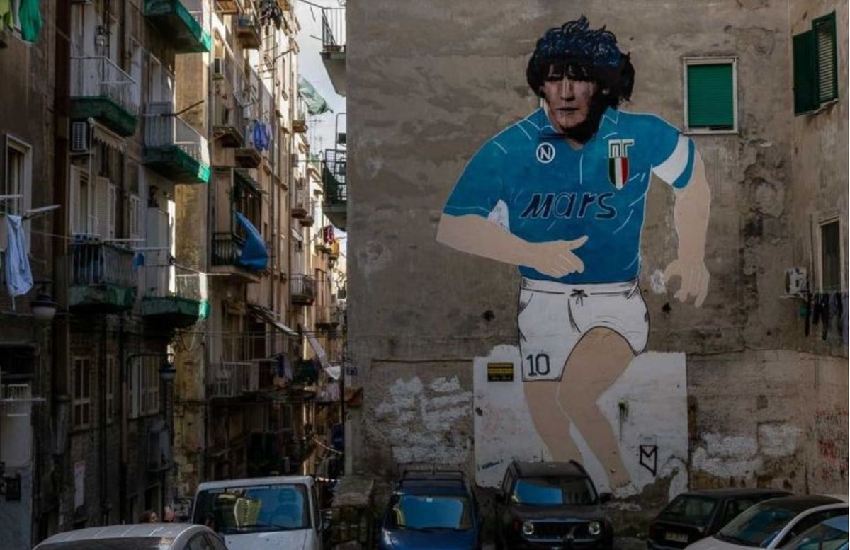 Portretul lui Diego Maradona pe un zid din Cartierul Spaniol în Napoli