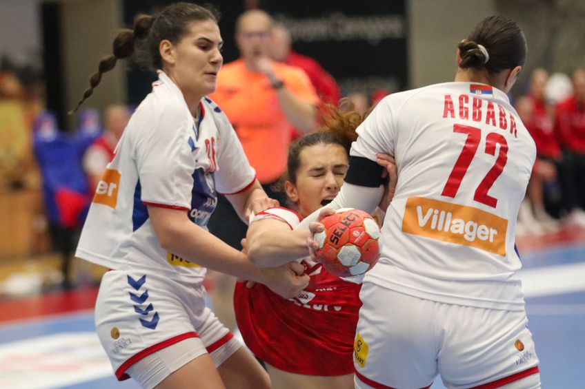 Muntenegru și Serbia se vor înfrunta astăzi, de la ora 21:30, în grupa B a Campionatului European de handbal feminin. Meciul va fi liveTEXT pe GSP.ro și televizat pe Prima Sport 4 și Digi Sport 4.