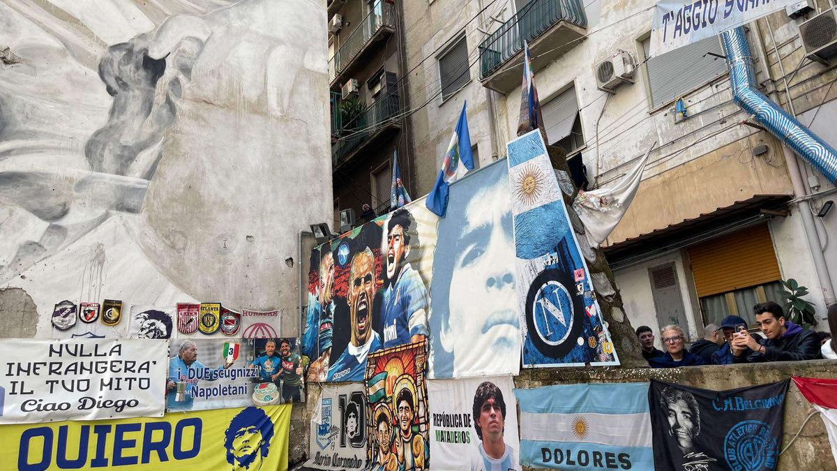 Portretul lui Diego Maradona pe un zid din Cartierul Spaniol în Napoli