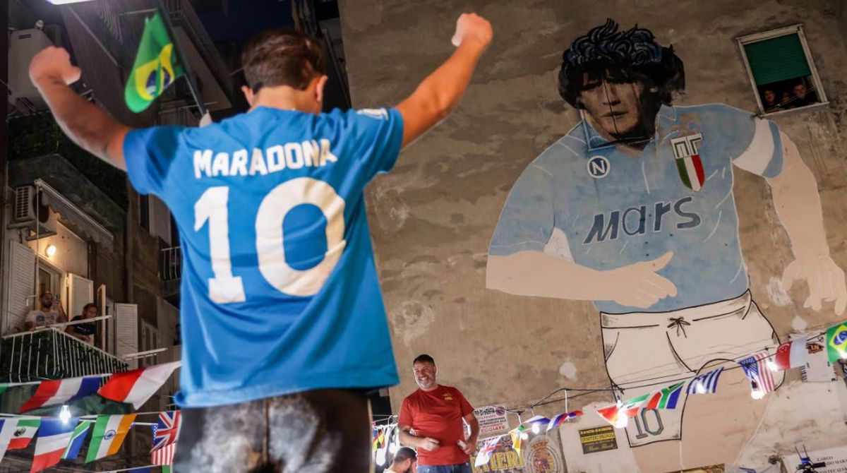 Portretul lui Diego Maradona pe un zid din Cartierul Spaniol în Napoli
