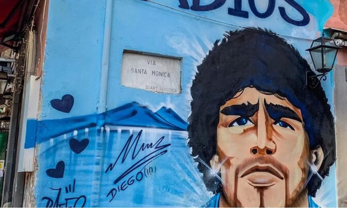 Portretul lui Diego Maradona pe un zid din Cartierul Spaniol în Napoli