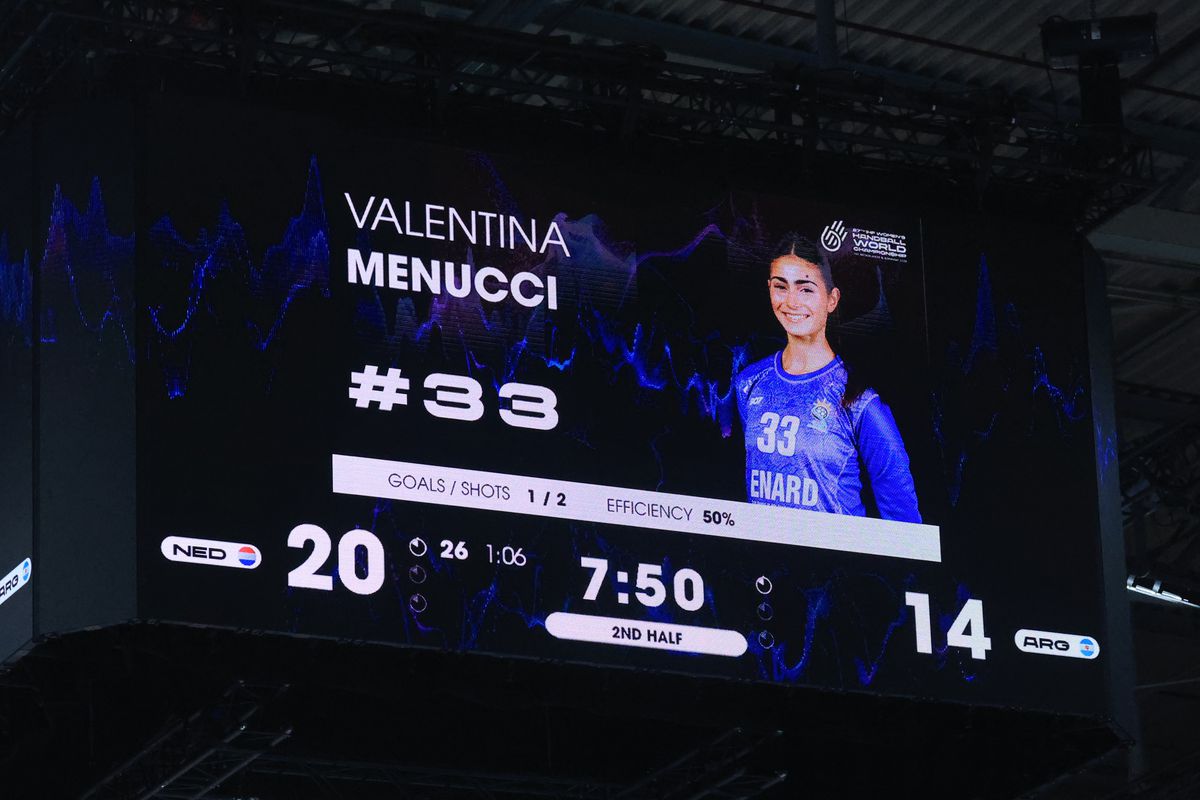 Valentina Menucci își trăiește visul la Rotterdam: „Merită orice sacrificiu!” » Imposibil de ingorat la meciul contra Olandei