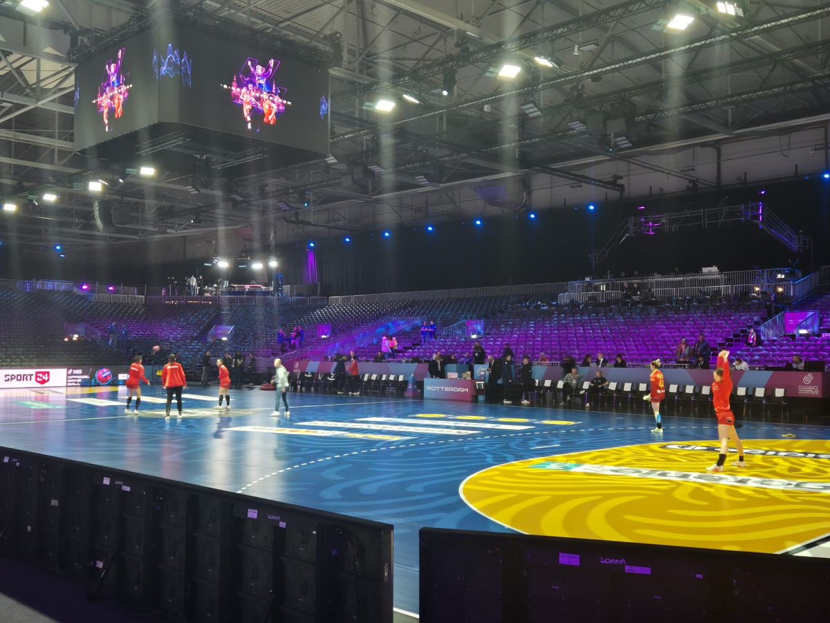 Suporterii tricolori înainte de România - Japonia, la Rotterdam