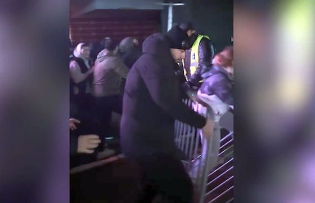 Tensiune în fața arenei: sute de suporteri ai lui Partizan încearcă să pătrundă la antrenament!