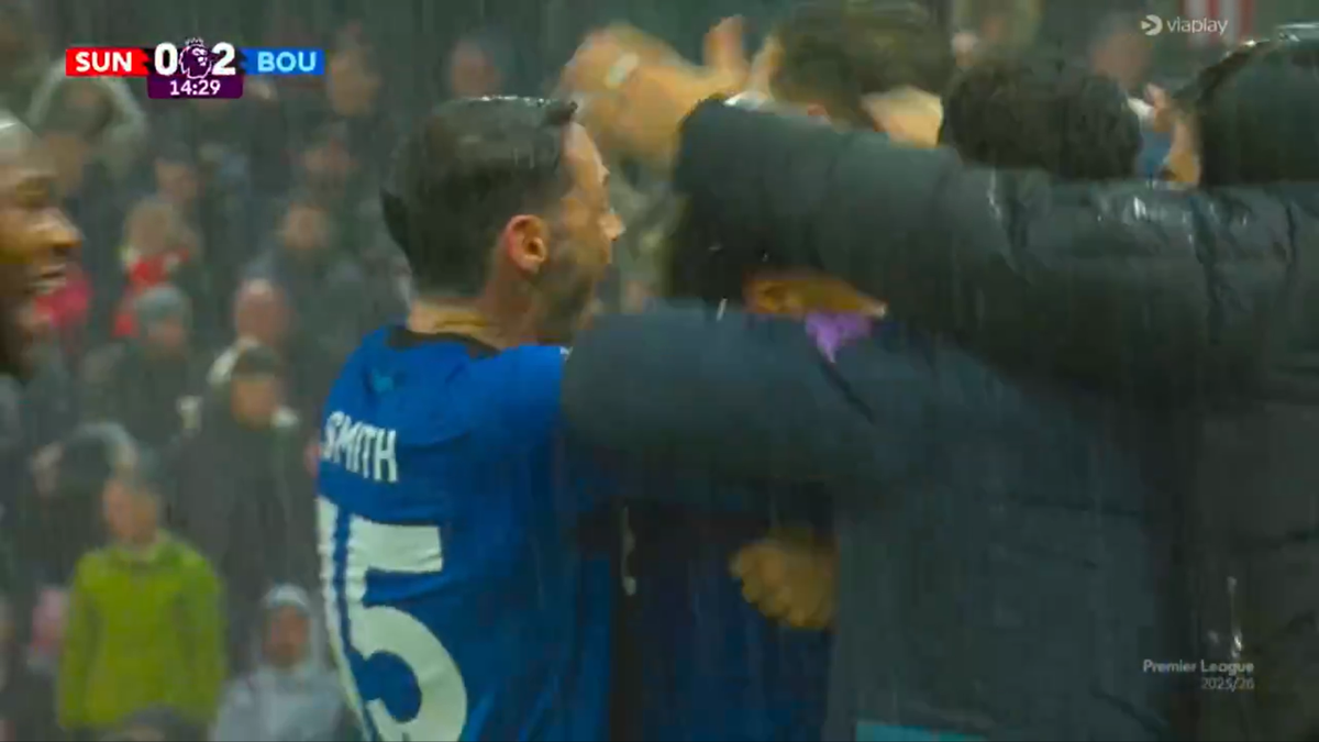 Golul sezonului în Premier League » Execuție superbă de la centrul terenului