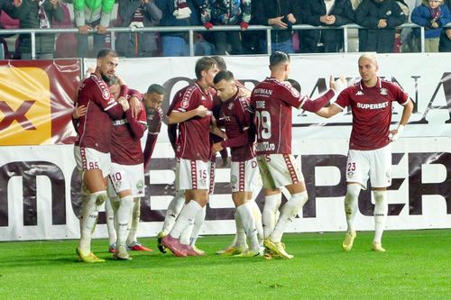 Petrila, felicitat de Koljic după assist-ul pentru Manea în Rapid - Csikszereda/ foto Andre Furnigă (GSP)