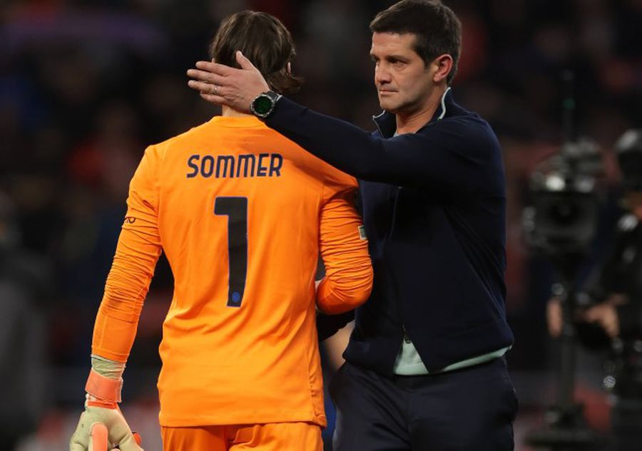Cristi Chivu i-a luat în mai multe rânduri apărarea lui Yann Sommer după meciurile în care a greșit grav / Foto: Imago Revoluția lui Chivu: o întreagă echipă OUT » Lista plecărilor la Inter