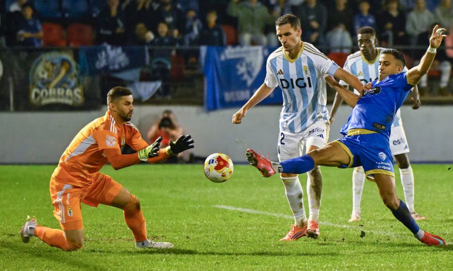 Portarul Horațiu Moldovan, în singurul meci oficial în care a jucat pentru Real Oviedo, în Copa del Rey / Foto: X Horațiu Moldovan a fost compătimit de spanioli: „Cea mai discretă revenire. Românul e o victimă colaterală!”