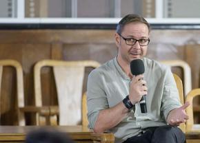„Arghezi avea gantere la îndemână, i le găsiți pe balcon. Eminescu bătea mingea, sunt trist pentru Caragiale” » Interviu cu criticul și scriitorul Cosmin Ciotloș: „Lupu la Rapid a fost ca-n Craii de Curtea-Veche”
