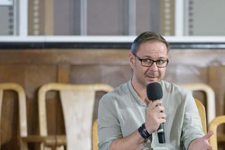 „Arghezi avea gantere la îndemână, i le găsiți pe balcon. Eminescu bătea mingea, sunt trist pentru Caragiale” » Interviu cu criticul și scriitorul Cosmin Ciotloș: „Lupu la Rapid a fost ca-n Craii de Curtea-Veche”