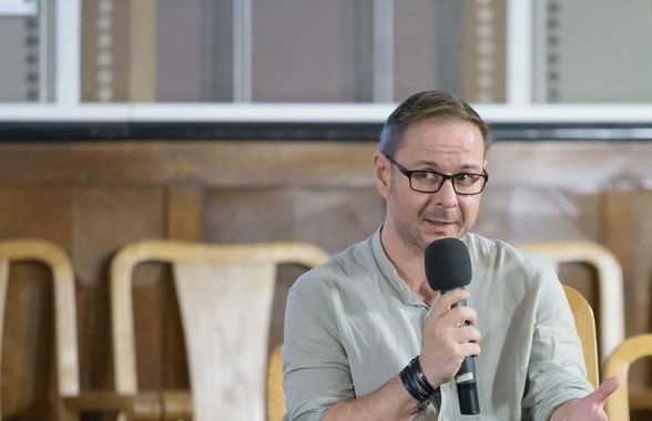 „Arghezi avea gantere la îndemână, i le găsiți pe balcon. Eminescu bătea mingea, sunt trist pentru Caragiale” » Interviu cu criticul și scriitorul Cosmin Ciotloș: „Lupu la Rapid a fost ca-n Craii de Curtea-Veche”