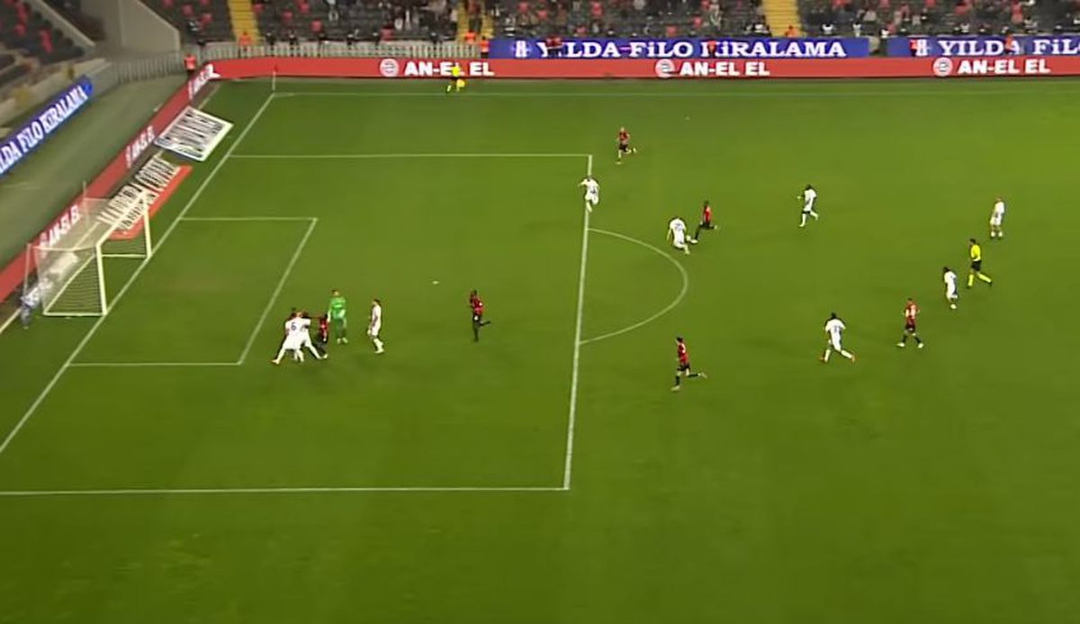 Scene IREALE în Turcia, cu Maxim, Sorescu și Drăguș pe teren: GOL în timp ce jucătorii săriseră la bătaie!