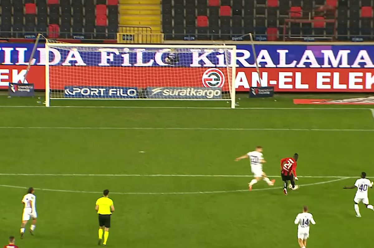 Scene IREALE în Turcia, cu Maxim, Sorescu și Drăguș pe teren: GOL în timp ce jucătorii săriseră la bătaie!