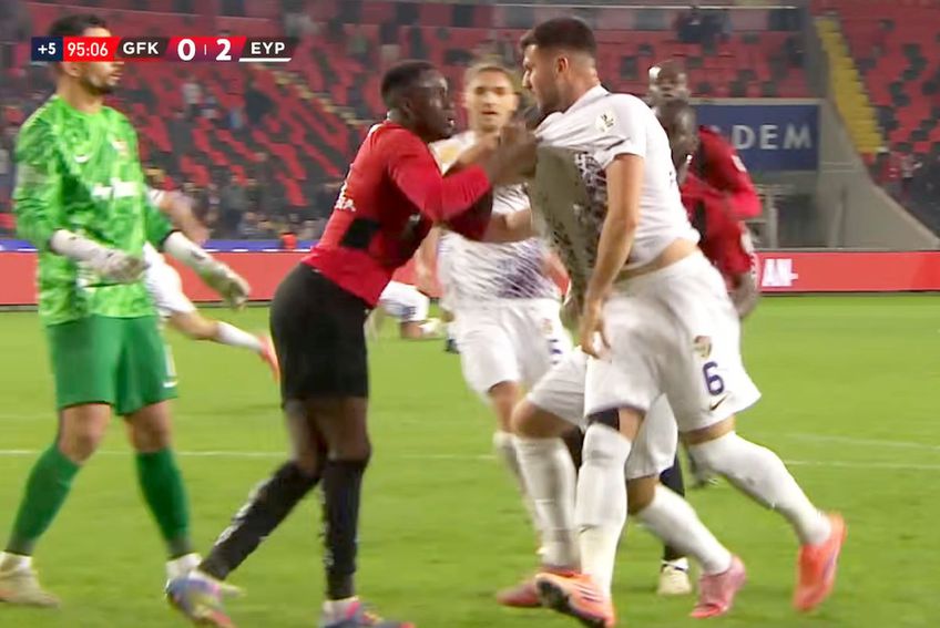 O parte dintre jucătorii se încleștau în careu în timp ce Boateng înscria din pasa lui Sorescu