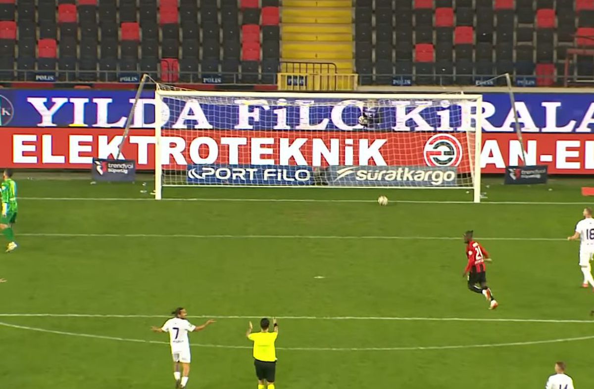 Scene IREALE în Turcia, cu Maxim, Sorescu și Drăguș pe teren: GOL în timp ce jucătorii săriseră la bătaie!