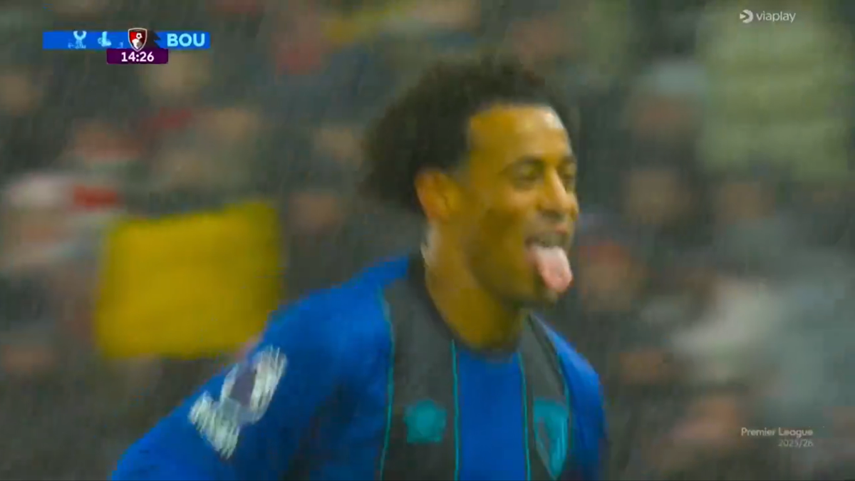 Golul sezonului în Premier League » Execuție superbă de la centrul terenului