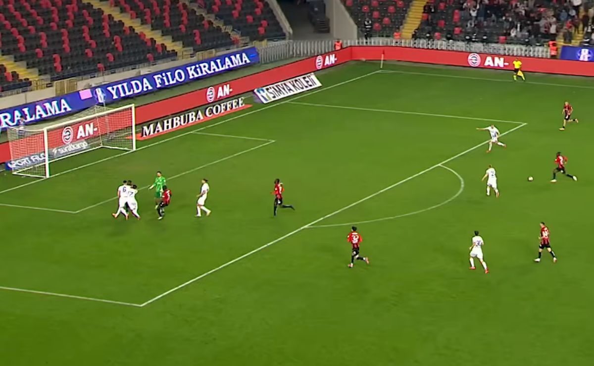 Scene IREALE în Turcia, cu Maxim, Sorescu și Drăguș pe teren: GOL în timp ce jucătorii săriseră la bătaie!