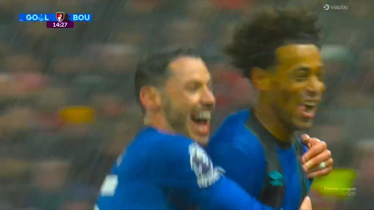 Golul sezonului în Premier League » Execuție superbă de la centrul terenului