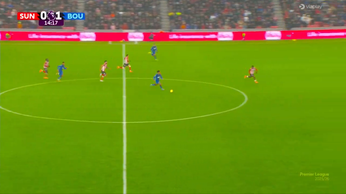 Golul sezonului în Premier League » Execuție superbă de la centrul terenului