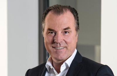 Miliardarul german care deține echipa de fotbal Schalke se judecă cu statul român. Fiscul susține că nu a plătit impozite de peste 3.000.000 de euro!