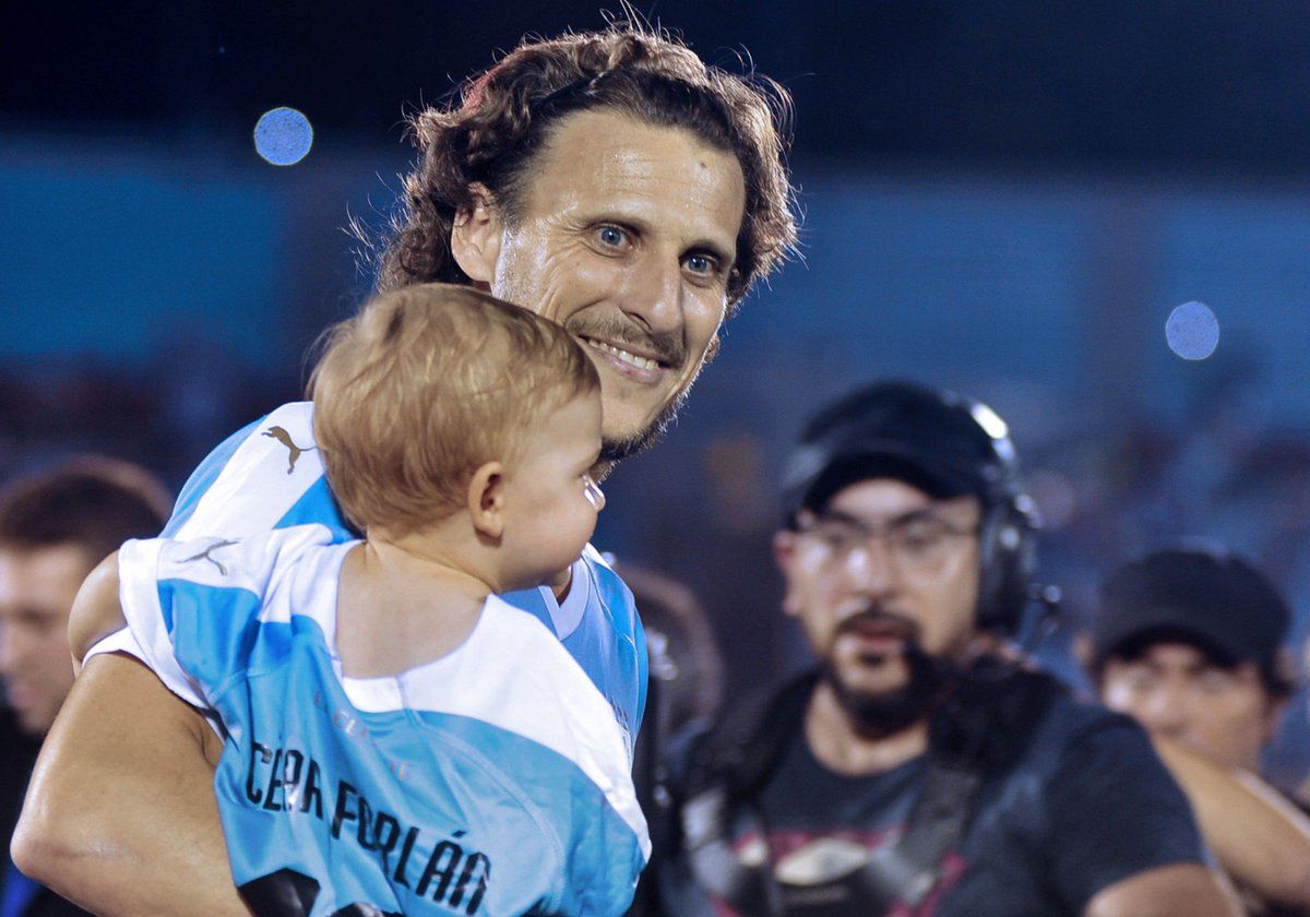VIDEO+FOTO S-a retras Diego Forlan » Meci de vis în Uruguay, cu staruri internaționale: Cine a fost cel mai ovaționat după Forlan + Suarez a jucat portar și a avut câteva reflexe extraordinare :D