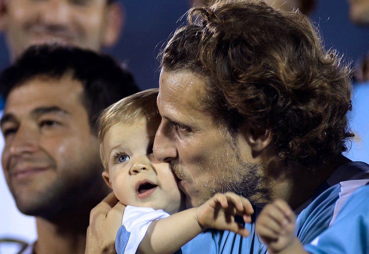 VIDEO+FOTO S-a retras Diego Forlan » Meci de vis în Uruguay, cu staruri internaționale: Cine a fost cel mai ovaționat după Forlan + Suarez a jucat portar și a avut câteva reflexe extraordinare :D