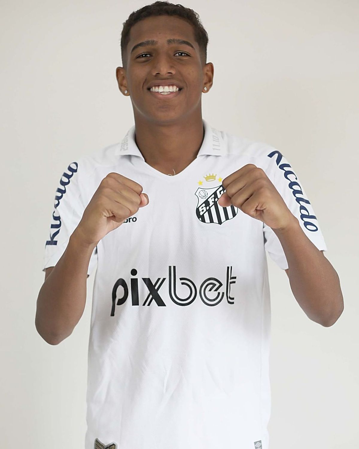 Santos își modifică stema clubului în onoarea legendarului Pele