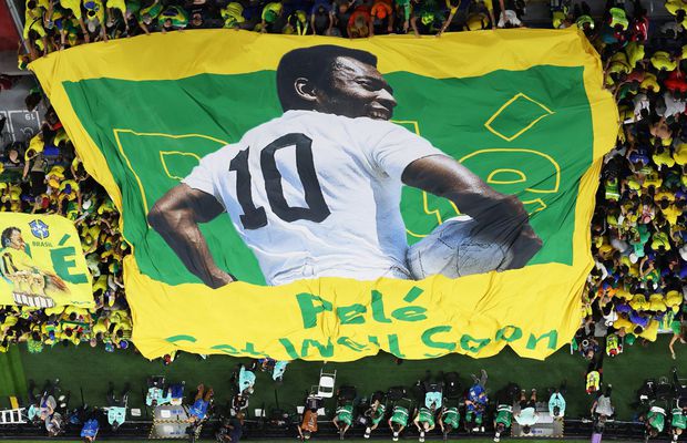 „Regele e mort” » Reacții din lumea fotbalului după dispariția legendarului atacant » Neymar, copleșit de emoții: „Înainte de Pelé, 10 era doar un număr!”