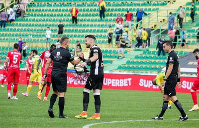 Dus cu „preșul” luni bune, în care n-a fost deloc plătit, un jucător e blocat de club prin Recurs, chiar dacă mai are restanțe de luat