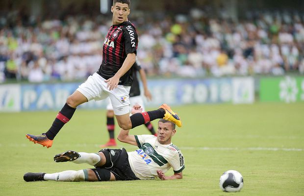 Transfer de ultimă oră în Superligă » Sabău și-a adus fundaș din Brazilia