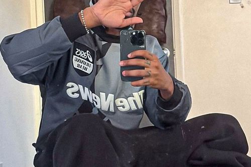 Rapperul Kanye West (46 de ani) a postat o fotografie în care purta un tricou al celor de la Portsmouth, club ce evoluează în liga a 3-a din Anglia.