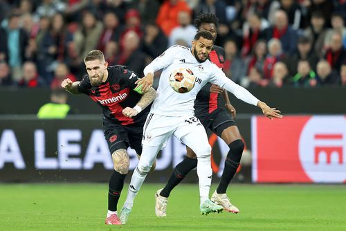 Juninho, în alb, în acțiune contra lui Bayer Leverkusen // foto: Guliver/gettyimages