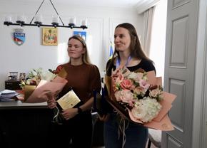 Două finaliste de la Campionatul Mondial au fost premiate de primarul orașului Râmnicu Vâlcea pentru „contribuția adusă comunității”