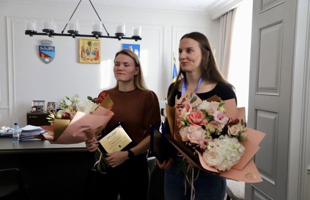 Două finaliste de la Campionatul Mondial au fost premiate de primarul orașului Râmnicu Vâlcea pentru „contribuția adusă comunității”
