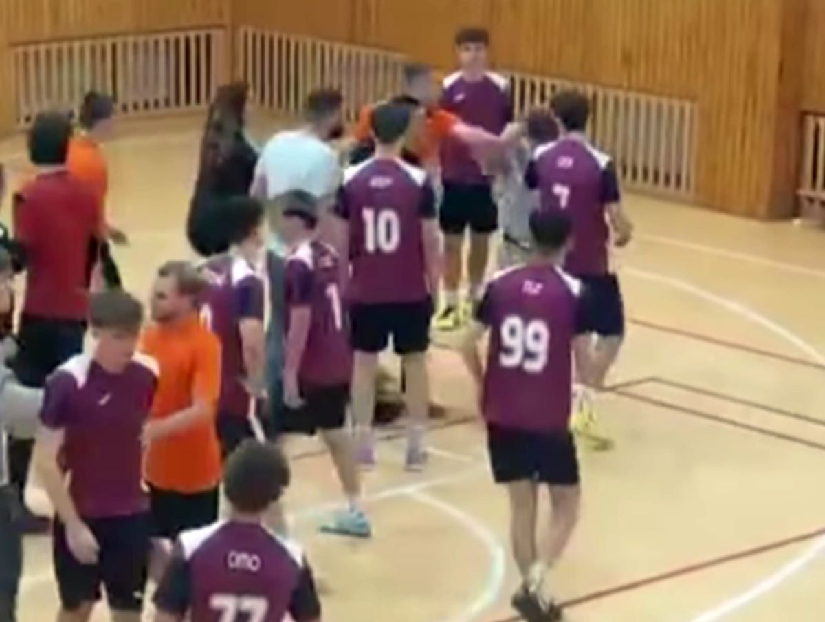 Internaționalul din Bundesliga a pălmuit un tânăr de 17 ani!