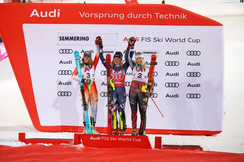 Mikaela Shiffrin pe podium alături de Camille Rast și Lara Colturi FOTO Imago Images