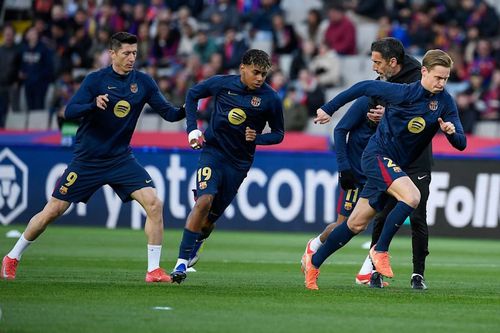 Robert Lewandowski (stânga) și Frenkie de Jong (dreapta) nu mai sunt doriți de fani la Barcelona